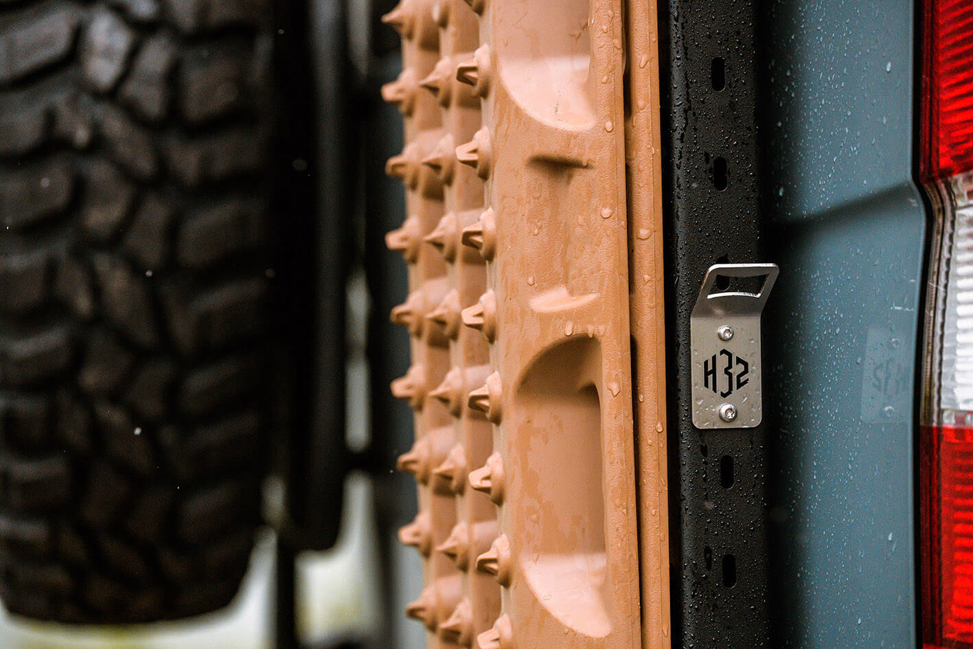 Detailaufnahme von robustem Overland-Equipment-Anbauteil montiert an der Fahrzeugwand eines Vans