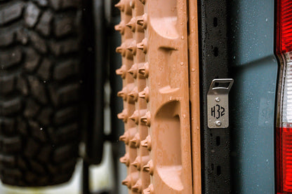Detailaufnahme von robustem Overland-Equipment-Anbauteil montiert an der Fahrzeugwand eines Vans